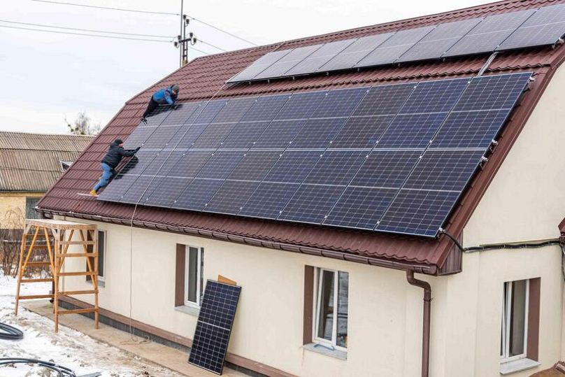 La communauté de Horenka a rénové son hôpital avec des panneaux solaires, un stockage d'énergie et une pompe à chaleur.