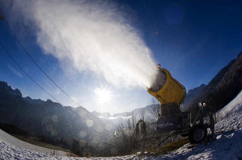 Un canon à neige en action dans la province autrichienne de Salzbourg, illustré sur cette photo d'archive