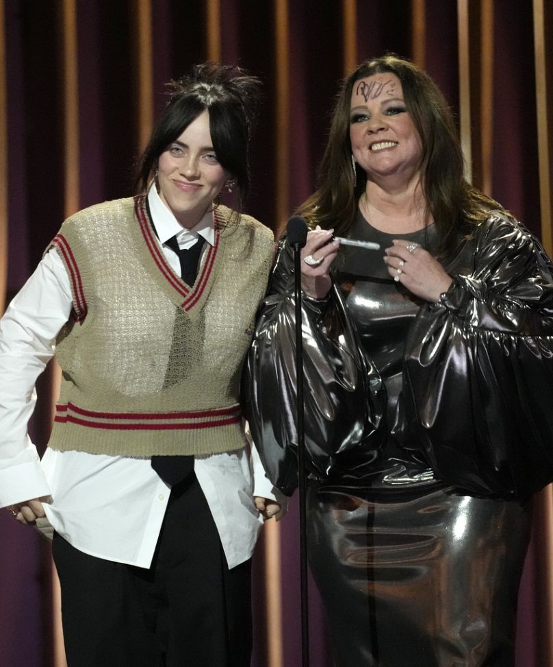 La chanteuse Billie Eilish et l'actrice Melissa McCarthy sont sur scène lors de la 30e édition des SAG Awards à Los Angeles, quelques instants après qu'Eilish a signé le front de McCarthy.