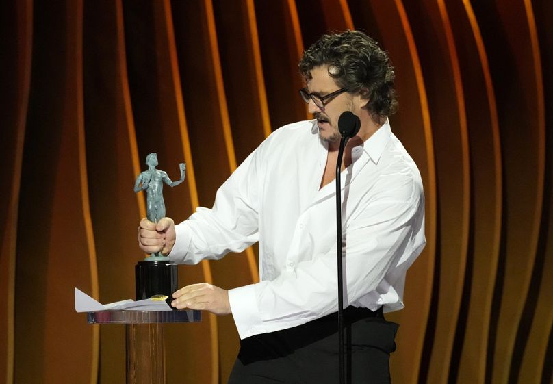 Pedro Pascal acceptant son prix du meilleur acteur dans une série télévisée dramatique lors de la 30e édition des SAG Awards à Los Angeles.