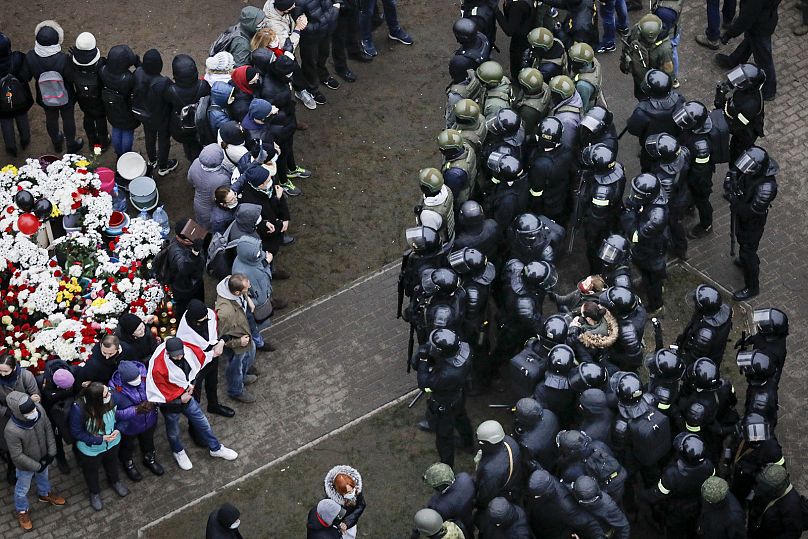 La police anti-émeute biélorusse bloque des manifestants lors d'un rassemblement de l'opposition à Minsk, en Biélorussie, le 15 novembre 2020.