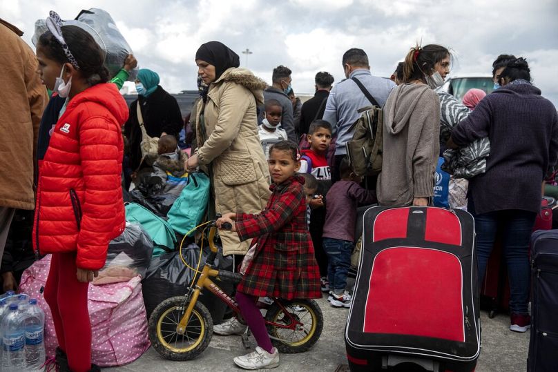 Des migrants des camps des îles orientales de la mer Égée attendent de monter à bord des bus après leur débarquement d'un navire, au port de Lavrio, novembre 2020.