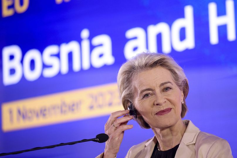 La présidente de la Commission européenne, Ursula von der Leyen, ajuste son casque lors d'une conférence de presse à Sarajevo, novembre 2023.