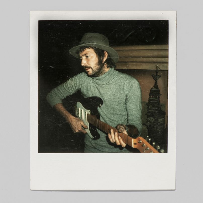 Une photographie Polaroid couleur unique que Pattie Boyd a prise d'Eric Clapton avec sa guitare Fender Stratocaster préférée, surnommée « Blackie », vers 1977.