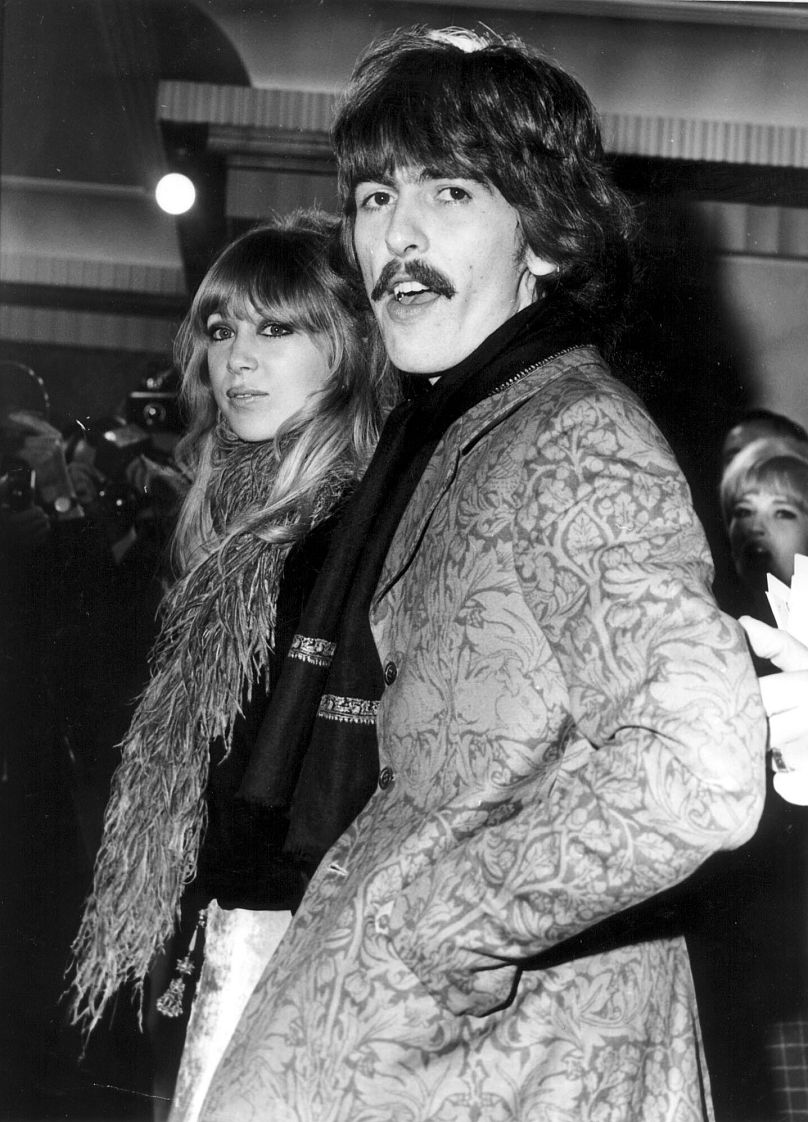 Pattie Boyd et son mari d'alors, George Harrison, assistent à la première de Londres en 1967. 