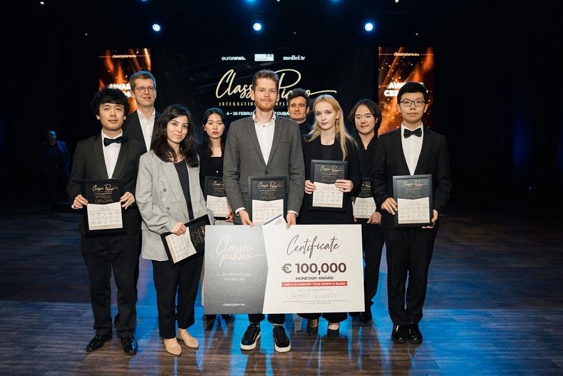 Andrey Gugnin photographié aux côtés d'autres finalistes lors de la Classic Piano Final 2024 à Dubaï