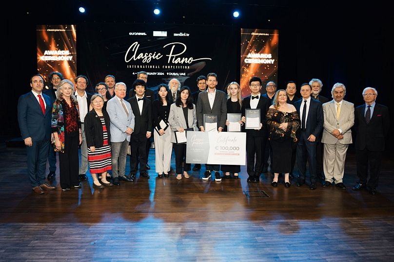 Andrey Gugnin, lauréat du concours, photographié aux côtés d'autres finalistes lors de la finale Classic Piano 2024, au Zabeel Theatre de Dubaï.