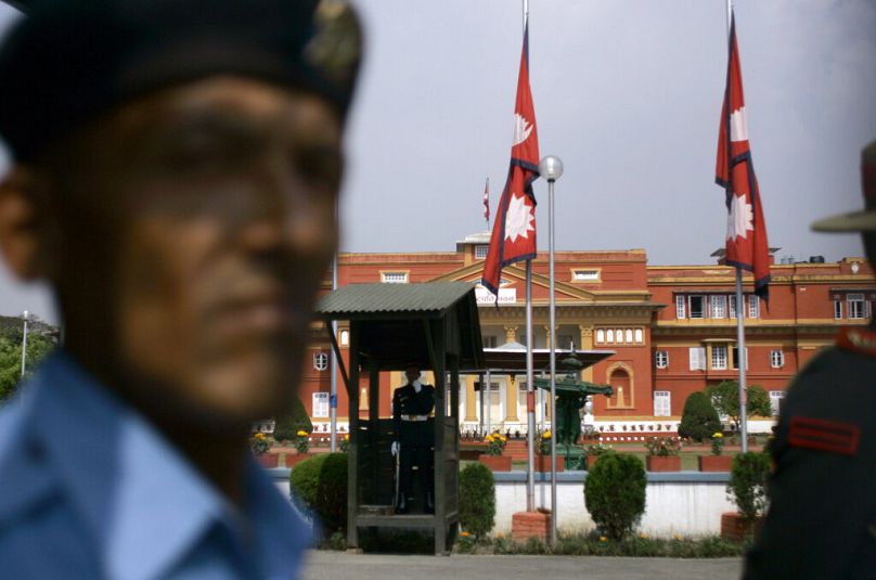 Le personnel de sécurité monte la garde devant le bureau du président à Katmandou, mai 2009