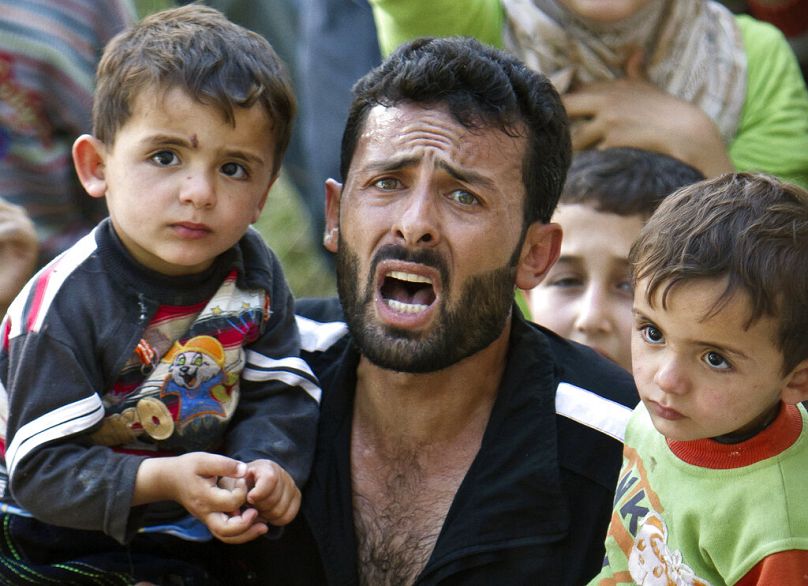 Un réfugié syrien entouré d'enfants crie lors d'une manifestation spontanée contre le président syrien Bashar Assad, dans un camp de Yayladagi, juin 2011.