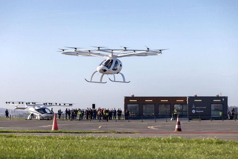 Le Volocopter 2x avec équipage vole devant ADP et Skyports Vertiport au banc d'essai de Pontoise-Cormeille.