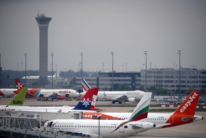 Les avions sont stationnés sur le tarmac de l'aéroport Paris Charles de Gaulle, à Roissy, près de Paris.