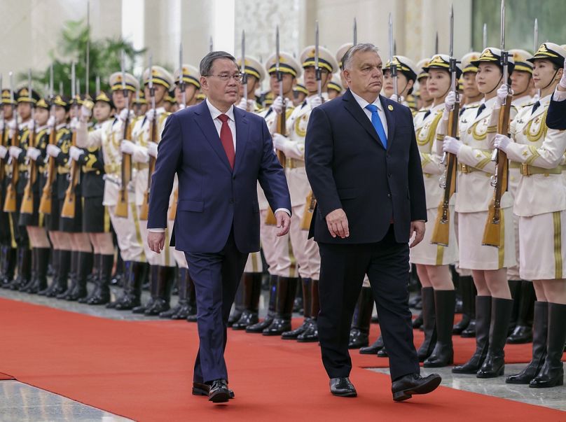 Le Premier ministre hongrois Viktor Orban et son homologue chinois Li Qiang lors d'une cérémonie de bienvenue au Grand Palais du Peuple à Pékin, octobre 2023