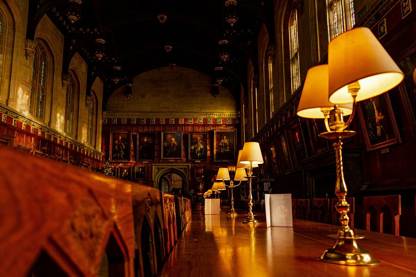 La salle à manger Tudor lambrissée a été reproduite dans les studios londoniens sous le nom de Grande Salle de Poudlard.