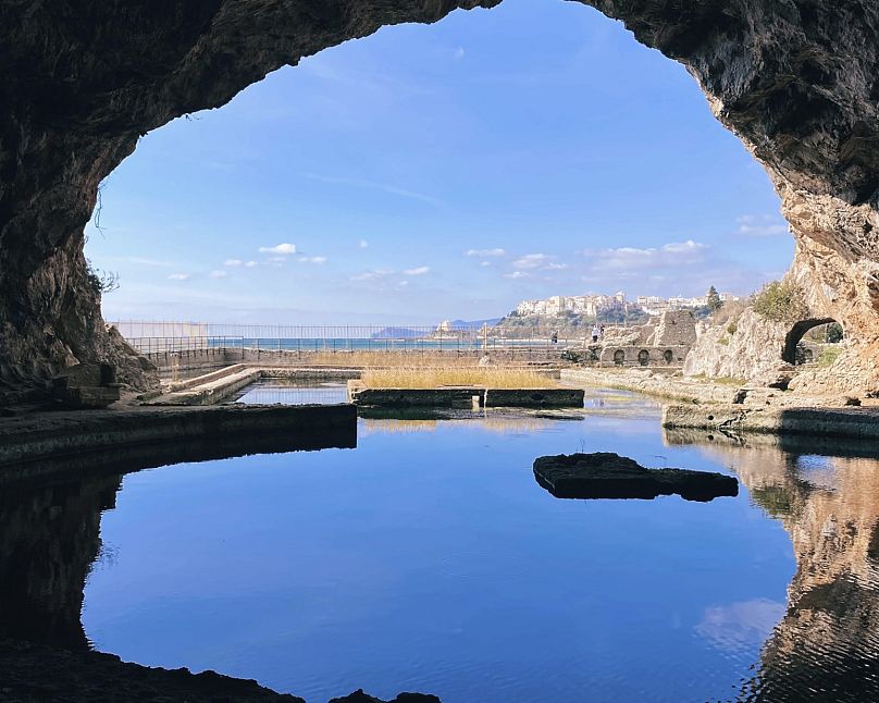 Une vue de Sperlonga depuis la grotte de la villa de l'empereur romain Tibère.  18 février 2023.