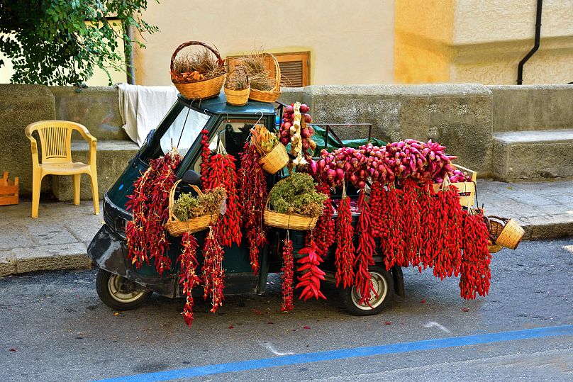 Une camionnette de singes vendant les spécialités de Tropea, notamment des piments et des oignons.