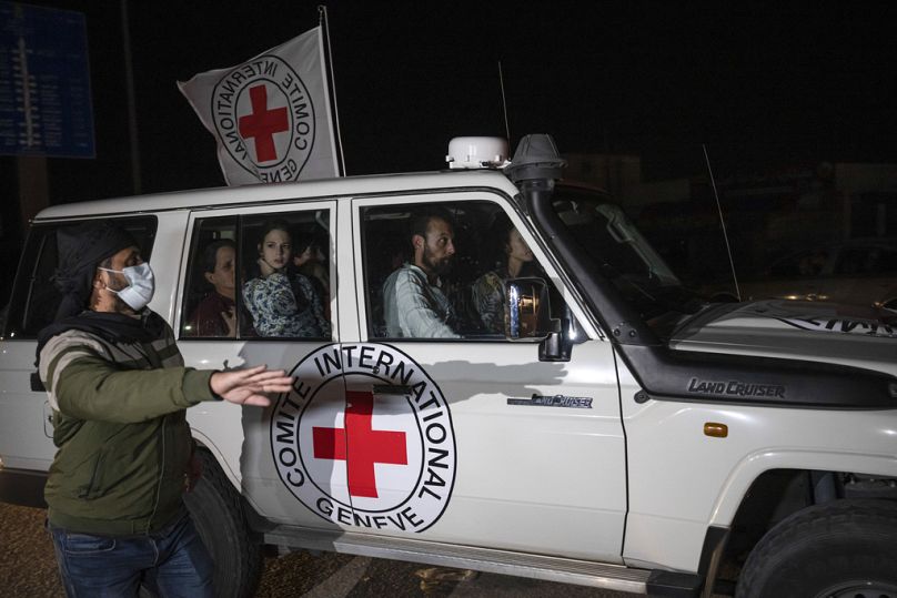 Un véhicule de la Croix-Rouge transportant des otages israéliens passe au point de passage de la bande de Gaza vers l'Égypte à Rafah, le samedi 25 novembre 2023.