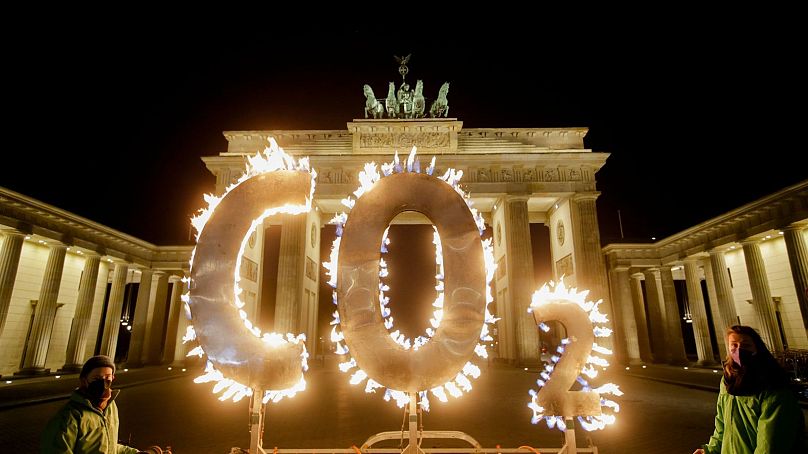 Des militants de Greenpeace organisent une manifestation pour le climat devant la porte de Brandebourg à Berlin, en Allemagne, en mai 2021.