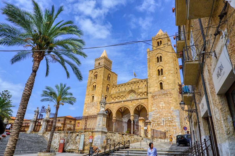 La ville côtière de Cefalù, dans le nord de la Sicile, est désignée comme l'un des plus beaux villages d'Italie et est réputée pour sa cathédrale normande aux allures de forteresse.