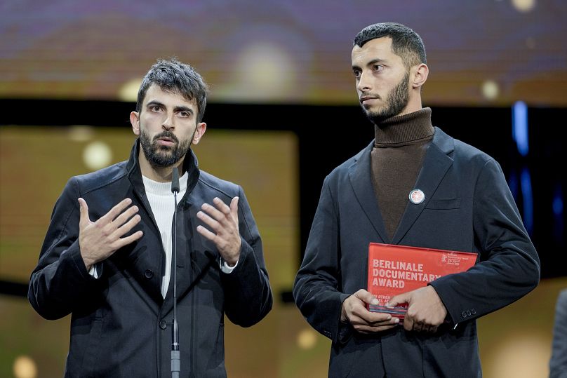 Le Palestinien Basel Adra (à droite) et l'Israélien Yuval Abraham (à gauche) reçoivent le prix documentaire pour 