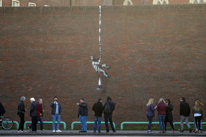 L'artiste de rue Banksy a confirmé qu'il était à l'origine de l'œuvre d'art qui figurait sur le mur de briques rouges d'une ancienne prison de la ville anglaise de Reading.