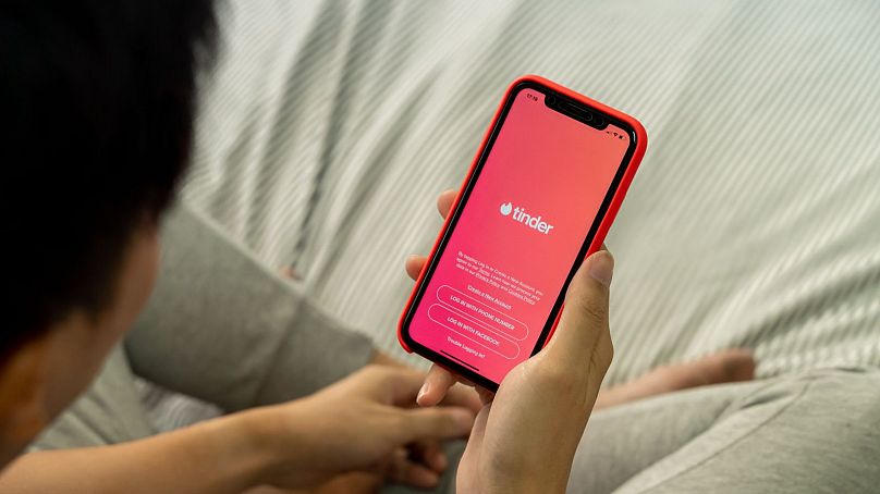 Tinder, l'une des applications de rencontres les plus populaires où les gens glissent directement sur les personnes qu'ils aiment.