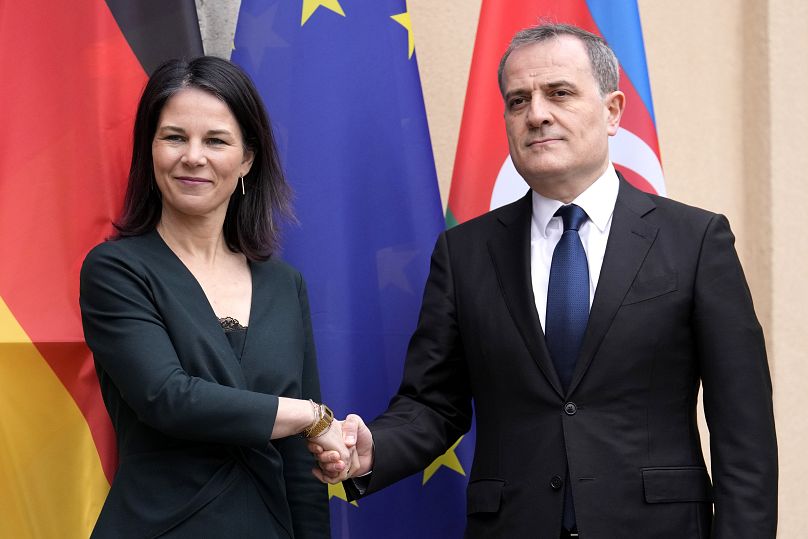La ministre allemande des Affaires étrangères Annalena Baerbock, à gauche, accueille le ministre azerbaïdjanais des Affaires étrangères Jeyhun Bayramov pour des pourparlers de paix à Berlin, en Allemagne, le mercredi 28 février 2024.