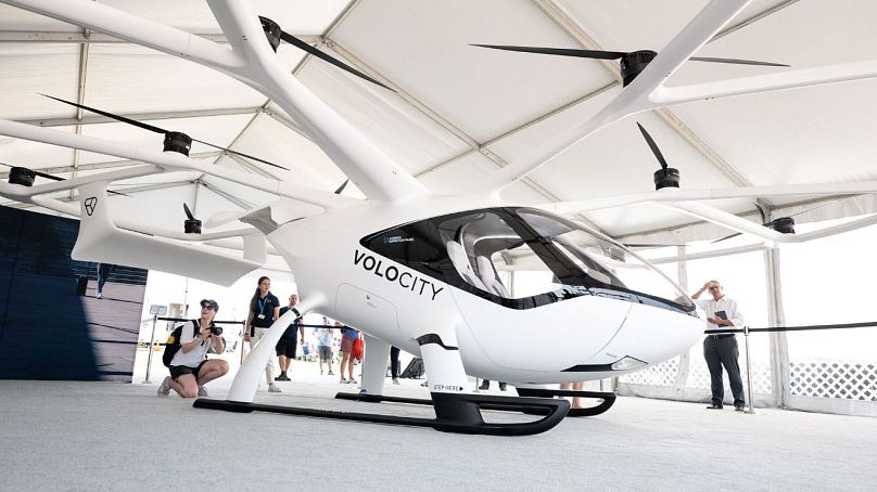Les visiteurs du stand Oshkosh EAA '21 photographient Volocopter VoloCity.