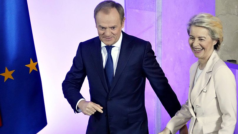 Le Premier ministre Donald Tusk et la présidente de la Commission européenne Ursula von der Leyen sont issus de la même famille politique : le Parti populaire européen (PPE) de centre-droit.