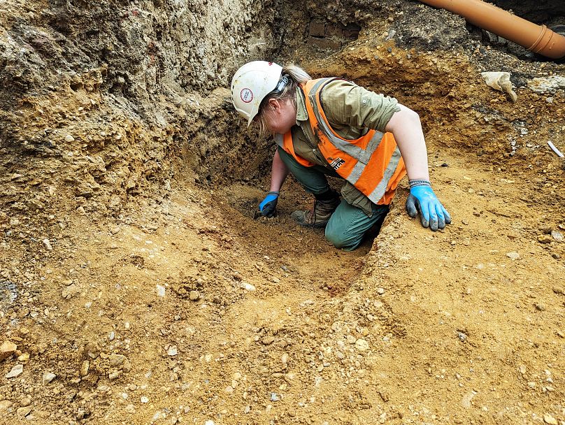 Un archéologue creuse un fossé saxon au sud de la zone de fouille.