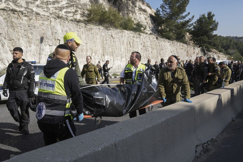 Les forces de sécurité israéliennes et les membres du service de secours Zaka transportent un corps provenant de la scène d'une fusillade près de l'implantation de Maale Adumim en Cisjordanie, jeudi 22 février.