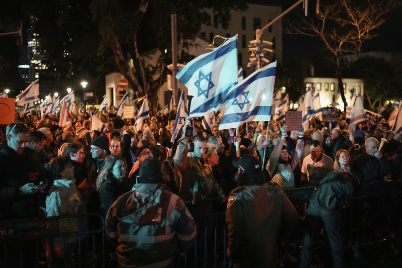 Les manifestants protestent contre le Premier ministre israélien Benjamin Netanyahu et appellent à de nouvelles élections lors de la dernière manifestation hebdomadaire contre sa gestion de la guerre entre Israël et le Hamas.