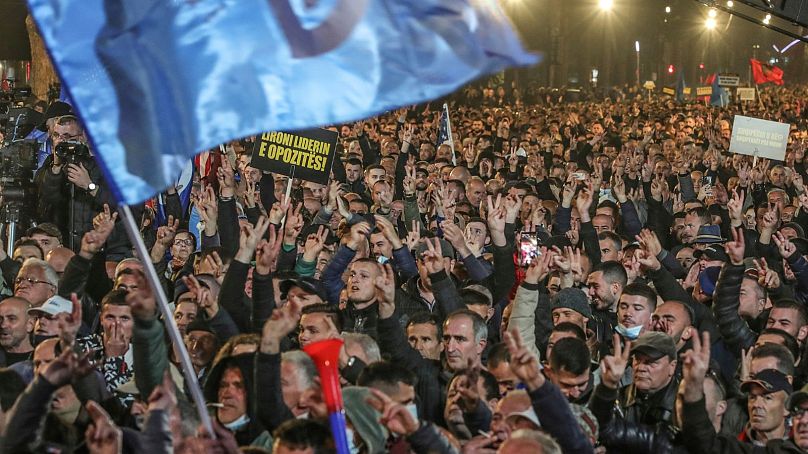 Des partisans de l'opposition albanaise se rassemblent pour manifester devant le bâtiment du gouvernement à Tirana, en Albanie, le mardi 20 février 2024.