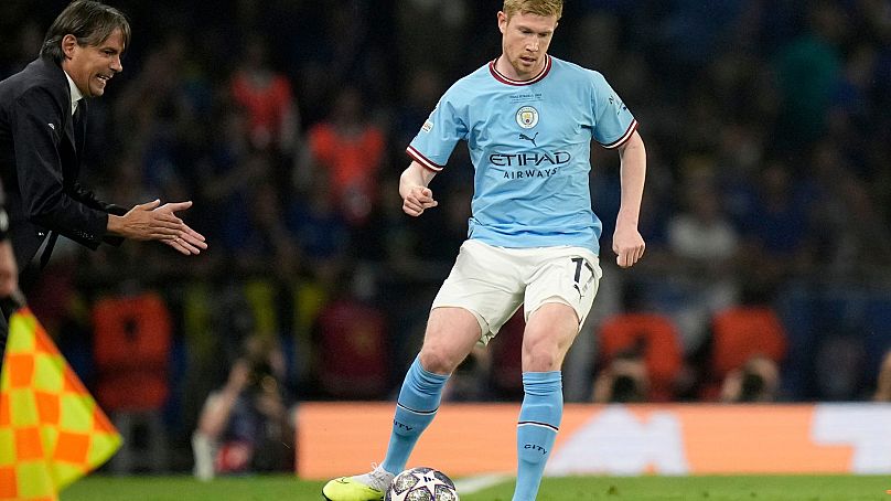 Kevin De Bruyne de Manchester City contrôle le ballon lors du match de football final de la Ligue des champions entre Manchester City et l'Inter Milan à Istanbul, Turquie, le 10 juin 2023.