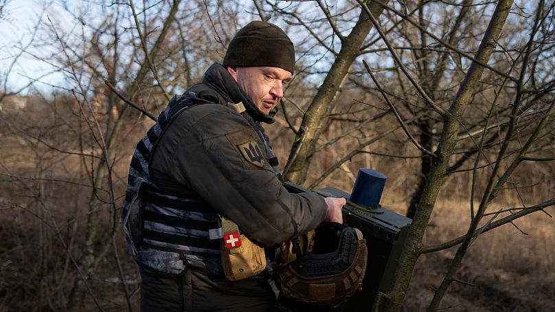 Un soldat ukrainien installe un système de guerre électronique pour réprimer les drones russes sur la ligne de front, près de Bakhmut, dans la région de Donetsk, en Ukraine.