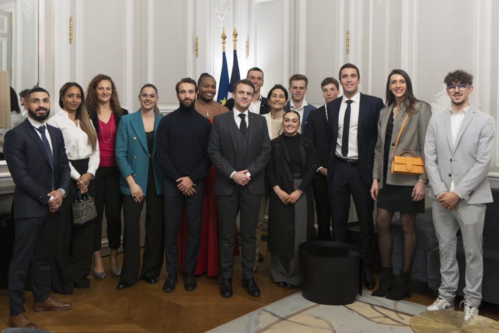 Fiertés françaises. Bienvenue à l’Élysée, chers grands sportifs, vous qui porterez nos couleurs cet été, à domicile !On compte sur vous pour monter sur les podiums. Comptez sur nous pour vous y porter et vous soutenir, toujours. À nos grands athlètes :…