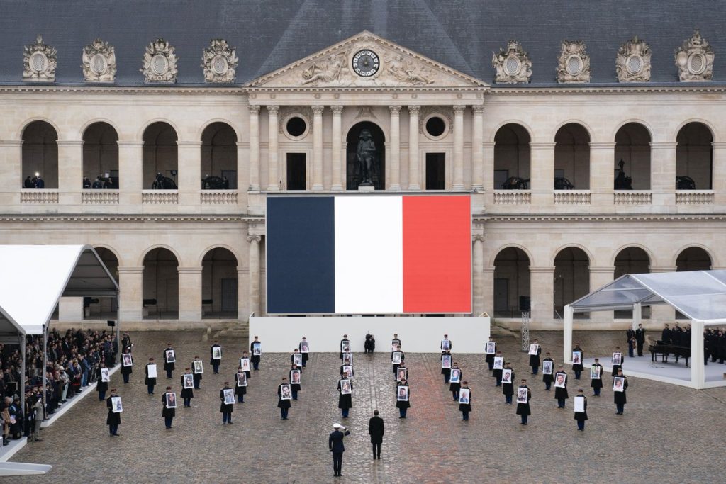 Regardant ces visages, nous savons que nous ne sommes pas juste 68 millions mais beaucoup plus : nous sommes un peuple épris de liberté, de fraternité, de dignité. Un peuple qui ne les oubliera jamais.