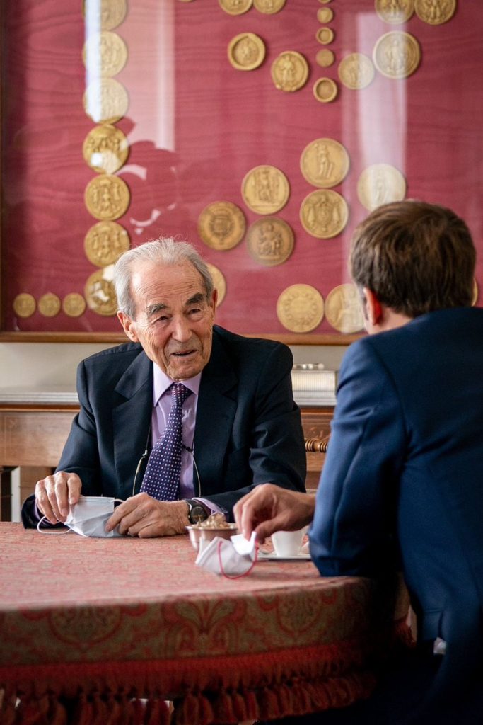 Avocat, garde des Sceaux, homme de l’abolition de la peine de mort. Robert Badinter ne cessa jamais de plaider pour les Lumières. Il était une figure du siècle, une conscience républicaine, l’esprit français.