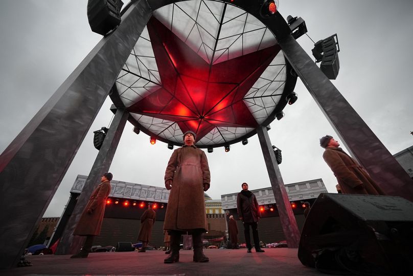 Un participant vêtu de l'uniforme de l'Armée rouge de la Seconde Guerre mondiale participe à une représentation théâtrale sur la Place Rouge, à Moscou, en novembre 2023.