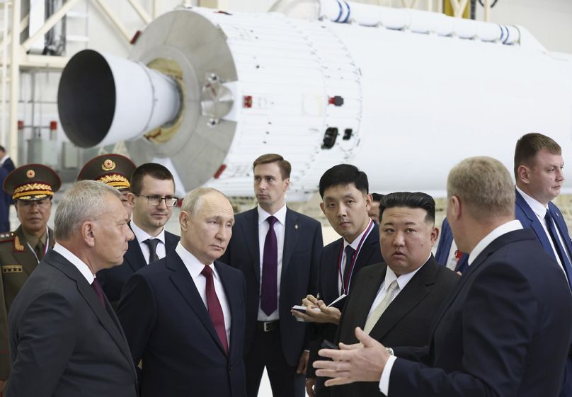 Le président russe Vladimir Poutine et le dirigeant nord-coréen Kim Jong Un examinent un hangar d'assemblage de fusées lors de leur rencontre au cosmodrome de Vostochny, septembre 2023.