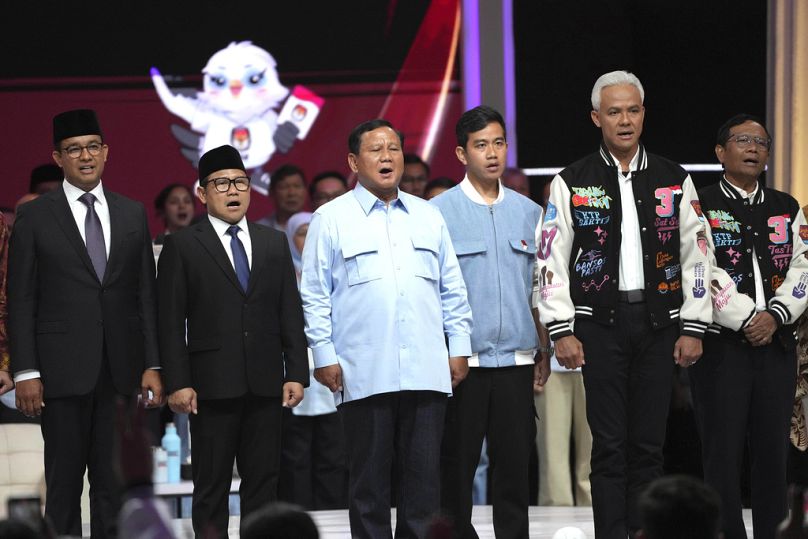 Les candidats à la présidentielle montent sur scène pour chanter une chanson nationale "Pour toi mon pays" après un débat télévisé des candidats à la présidentielle à Jakarta, février 2024