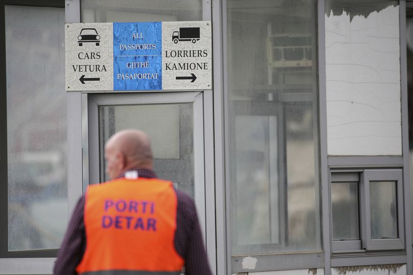 Un travailleur se promène dans le port de Shengjin, dans le nord-ouest de l'Albanie, novembre 2023