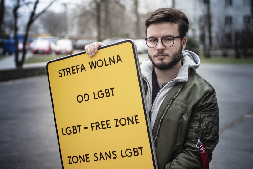 Bart Staszewski, un militant LGBT, brandit une pancarte qu'il utilise pour protester contre les résolutions anti-LGBT, à Varsovie, janvier 2020.