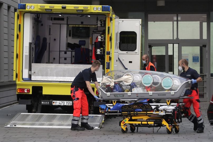 Une civière vide est ramenée dans une ambulance qui aurait transporté Alexeï Navalny à l'entrée de l'hôpital de la Charité à Berlin, août 2020.