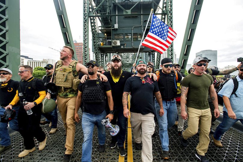 Des membres des Proud Boys et d'autres manifestants de droite traversent le pont Hawthorne lors d'un rassemblement à Portland, en août 2019.