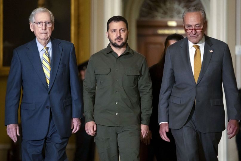 Volodymyr Zelenskyy avec les dirigeants du Sénat américain Mitch McConnell (à gauche) et Chuck Schumer.
