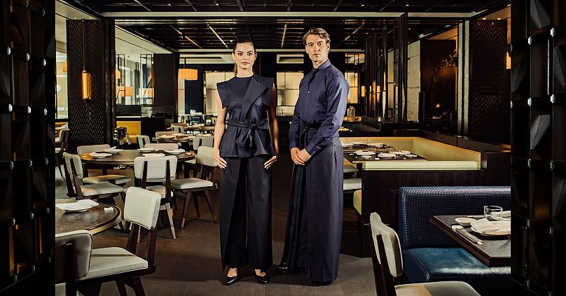 Au Nobu Hotel de Marylebone à Londres, les uniformes rappellent l'héritage japonais de la marque avec des couches de style kimono et une ceinture d'inspiration obi.