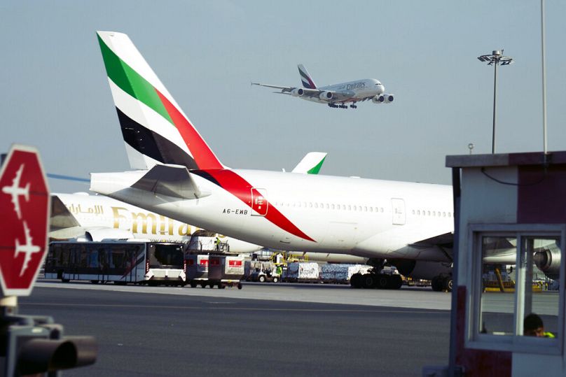 Un avion gros porteur Emirates Airbus A380 atterrit à l'aéroport international de Dubaï à Dubaï.