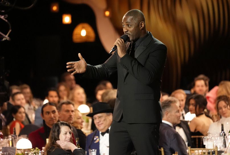 Idris Elba sur scène lors de la 30e édition des SAG Awards à Los Angeles.