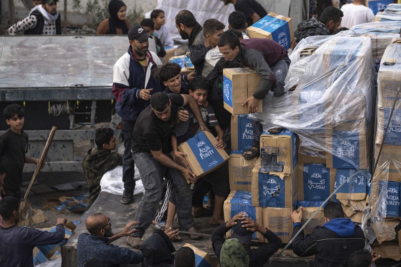 DOSSIER – Des Palestiniens pillent un camion d’aide humanitaire alors qu’il traversait la bande de Gaza à Rafah, dimanche 17 décembre 2023
