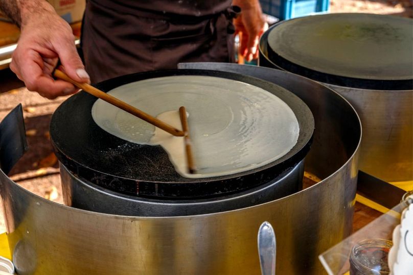 Les crêpes fraîchement préparées sont un déjeuner sur le pouce à petit prix à Paris